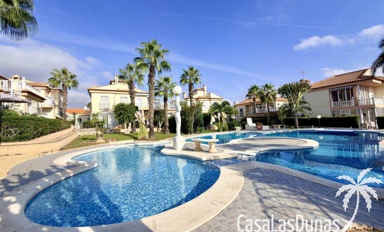 Townhouse / Semi-detached - Återförsäljning - Torrevieja - Torrevieja