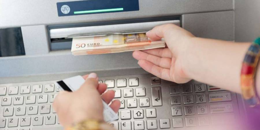 Withdrawing money in Spain costs money for Dutch people